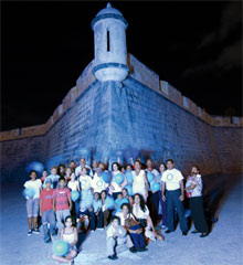 Blau beleuchtete Mauer mit Diabetestag-Aktivisten