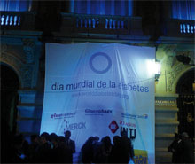 Anbringen eines Diabetestag-Stoffbanners an einer Häuserwand