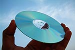 CD vor blauem Himmel