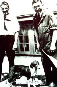 Frederick Banting und Charles Best mit ihrem ersten Versuchstier, der Hündin Majorie