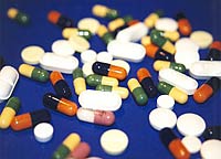 Tabletten vor blauem Hintergrund