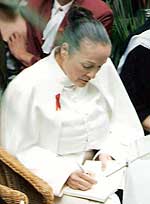 Domenica signiert Bücher