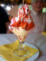 Eisbecher mit Erdbeeren