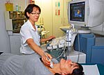 Oberärztin PD Dr. Wilgard Hunger-Battefeld bei einer Ultraschalluntersuchung der Schilddrüse.