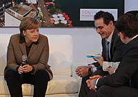 Bundeskanzlerin Merkel bei der Vorführung des Blutzuckermessgeräts GlucoTel