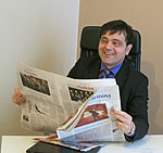 DDB-Bundesvorsitzender Dieter Möhler beim Lesen der Zeitungen vom Diabetes-Portal DiabSite