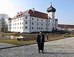 DiabSite-Redakteurin Helga Uphoff vor dem Schloss Hohenkammer DiabSite-Redakteurin Helga Uphoff vor dem Schloss Hohenkammer