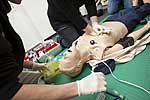 Reanimationsübung an einem medizinischen Dummy Reanimationsübung an einem medizinischen Dummy