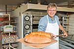 Prof. Andreas Simm beim Brotbacken