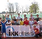Kinder und Lehrerinnen der KGS Höhenstraße mit dem ehemaligen Tennis-Bundesligaspieler Michael Heussen, der Steffi Graf-Bezwingerin Cornelia Jamin und SMS-Projektkoordinator Guido Schenuit (Foto: SMS). Kinder und Lehrerinnen der KGS Höhenstraße mit dem ehemaligen Tennis-Bundesligaspieler Michael Heussen, der Steffi Graf-Bezwingerin Cornelia Jamin und SMS-Projektkoordinator Guido Schenuit (Foto: SMS).
