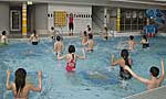 An der SMS-Initiative teilnehmende Kinder beim Aqua-Trampolin-Kurs An der SMS-Initiative teilnehmende Kinder beim Aqua-Trampolin-Kurs