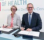 Bundesforschungsministerin Anja Karliczek und der Regierende Bürgermeister von Berlin, Michael Müller, unterzeichnen die Verwaltungsvereinbarung zur Integration des BIH in die Charité. Bundesforschungsministerin Anja Karliczek und der Regierende Bürgermeister von Berlin, Michael Müller, unterzeichnen die Verwaltungsvereinbarung zur Integration des BIH in die Charité.