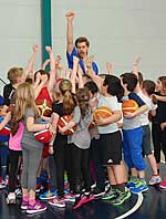 Kinder der SMS-Initiative beim Basketball-Training mit den ART Giants Düsseldorf. Kinder der SMS-Initiative beim Basketball-Training mit den ART Giants Düsseldorf.