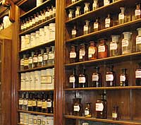 Standgefäße in Regalen einer alten Apotheke