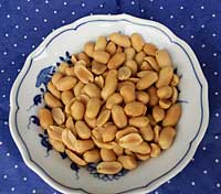 Ungesunde Snacks wie Erndnüsse und anderes Salzgebäck begünstigen Übergewicht und Diabetes Typ 2. 