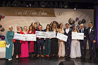 Diabetes-Charity-Gala 2023 - Spendenscheckübergabe mit Promipaten auf der Bühne