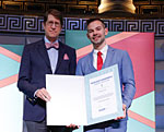 Prof. Stefan Frantz, Vorsitzender der DSIM, und Dr. Martin Schön bei der Preisverleihung. Prof. Stefan Frantz, Vorsitzender der DSIM, und Dr. Martin Schön bei der Preisverleihung.