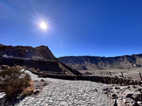 Straße in sengender Hitze.