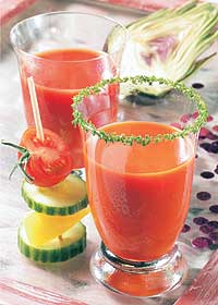 Zwei pikante Anti-Kater-Drinks mit Artischocke