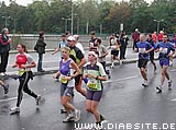 Foto: Läuferinnen und Läufer beim 31. real,-Berlin-Marathon